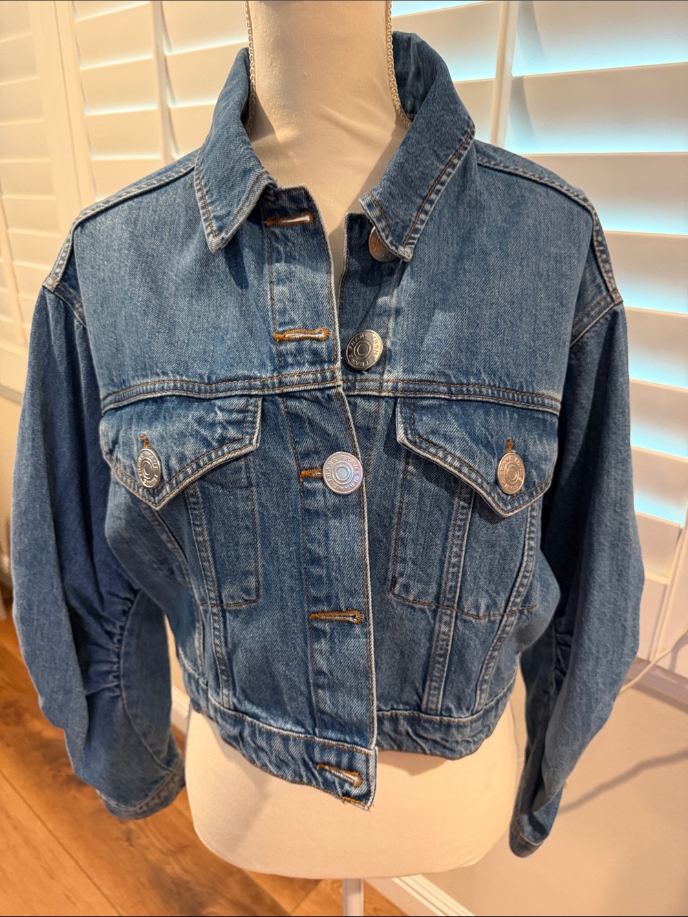 Frame Denim Cropped Jean Jacket in Medium Blue Wash